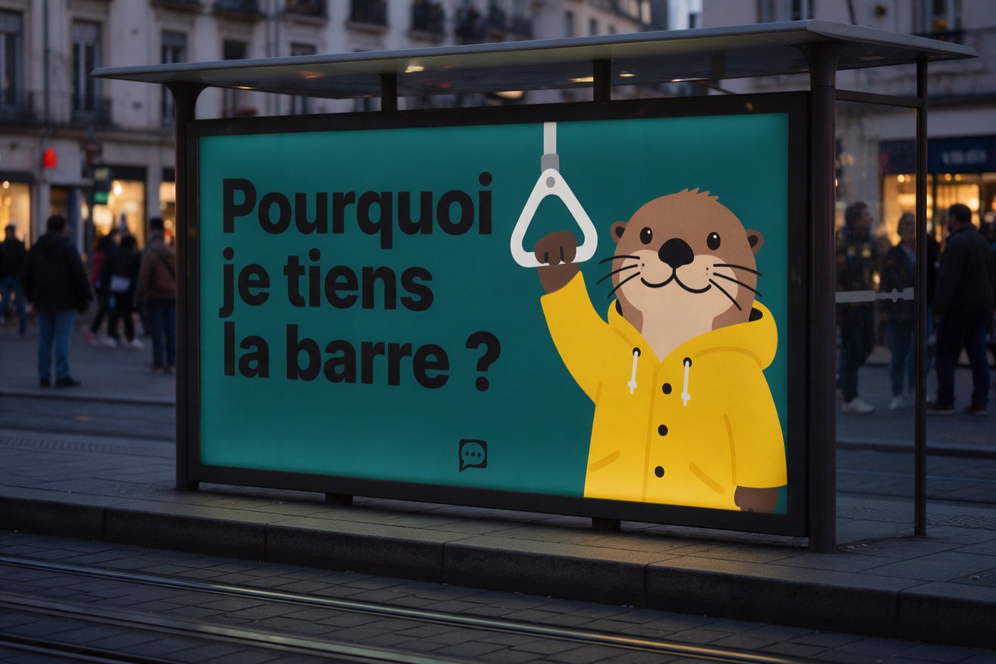 Affiche Bonne question ! dans un abribus : « Pourquoi je tiens la barre ? » avec un personnage en ciré jaune tenant une poignée de tram